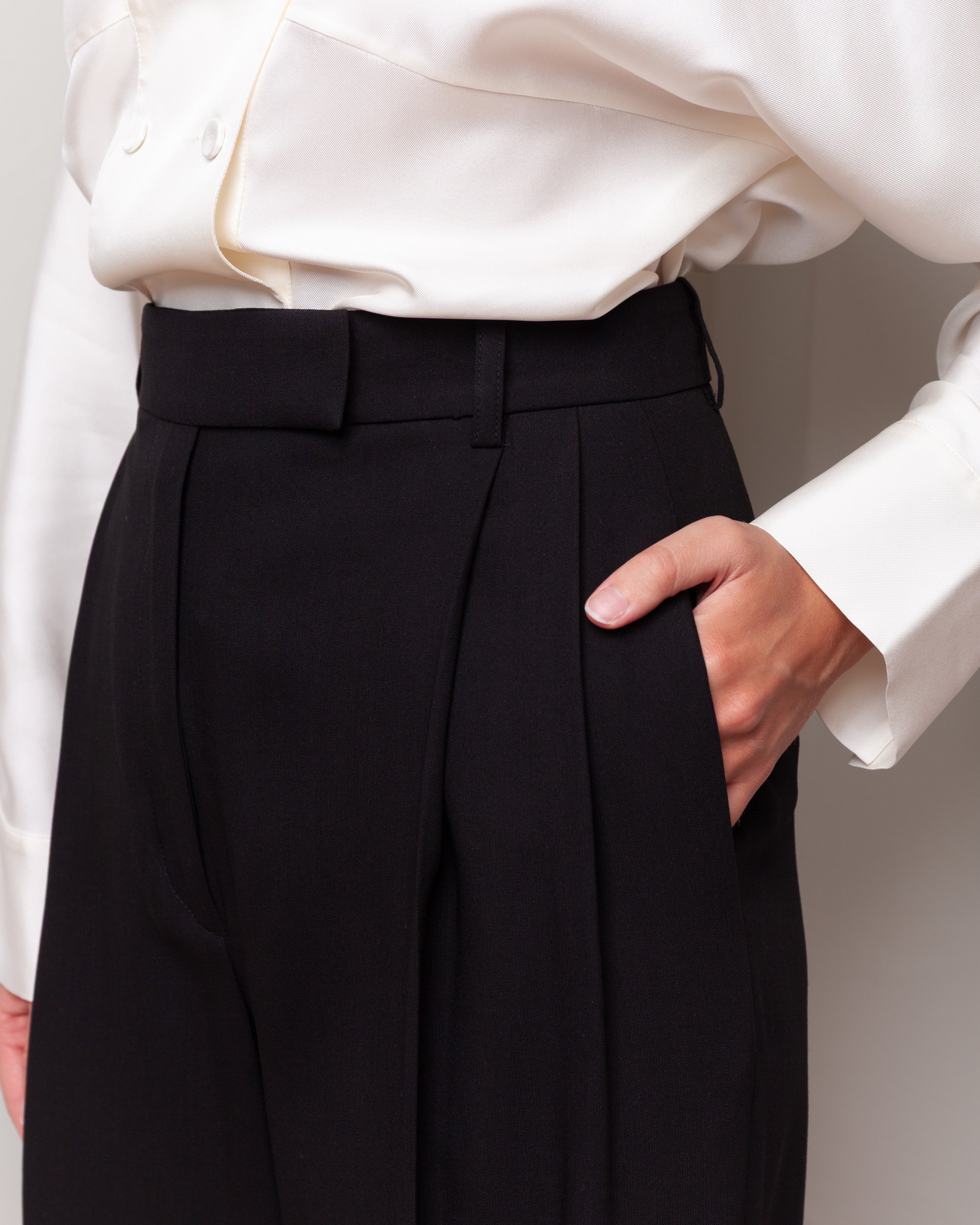 Mid-Waisted Pleated Trousers - Black